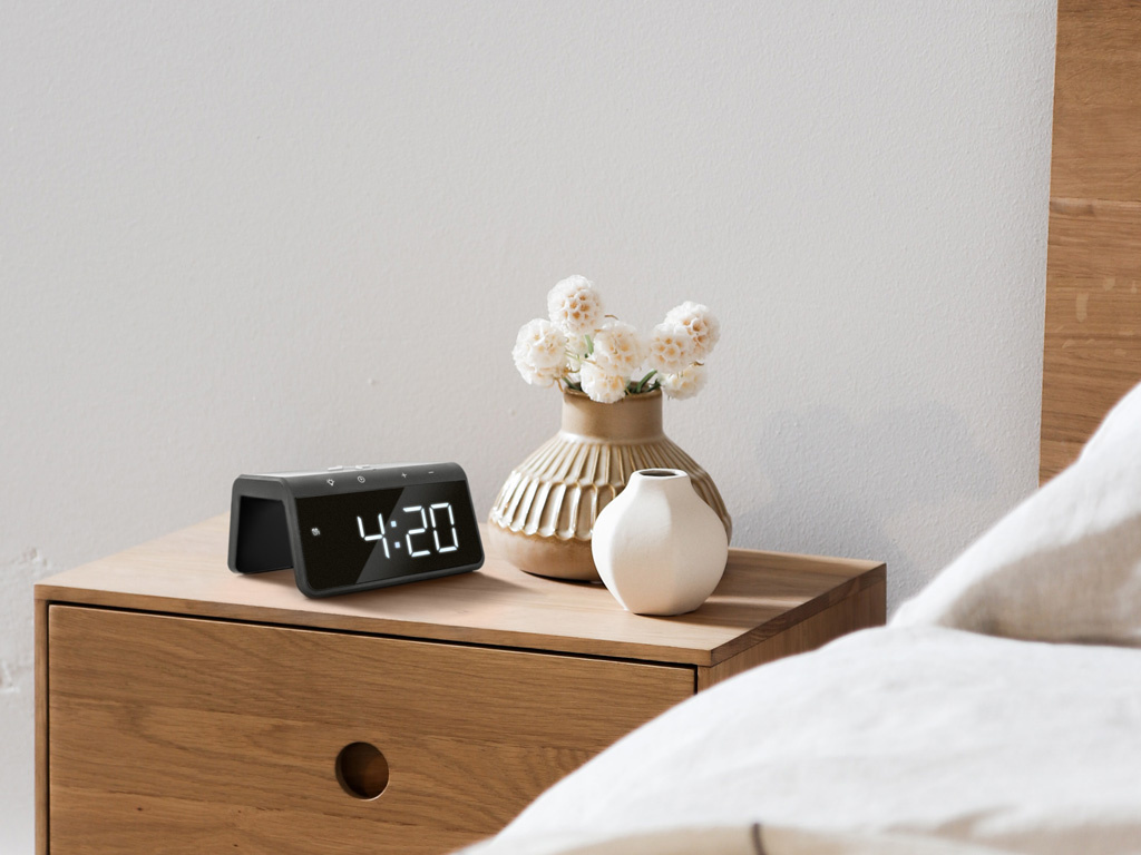 Caliber Wekker met USB-poort - Digitale Wekker - Digitale Alarmklok - USB-oplader - Dimbaar LED-display - Wit/Rood - 140 x 100 x 75 mm
